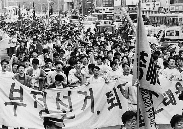 1992년 이지문 중위가 “군부재자투표 과정에서 여당 후보 지지와 공개투표를 강요당했다”며 양심선언을 했다. 이해 4월17일 이지문 중위 석방 욕 시위를 벌이는 성균관대 학생들 모습.
