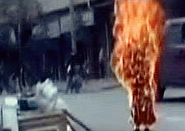 2011년 11월3일 중국 쓰촨성 간쯔현 타우의 거리에서 중국의 지배에 항의하며 몸을 불사른 티베트 비구니. 자유티베트학생연합에서 찍은 동영상의 한 장면이다. 2009년 이후 민주화운동 과정에서 80명 이상의 승려가 분신자살을 꾀했다. AP