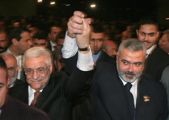 팔레스타인 양대 정파는 지난 4월27일 통합정부 구성 등에 합의했다. 2007년 3월17일 팔레스타인 자치정부 수반 마무드 아바스(왼쪽)와 하마스 행정부 이스마일 하니야 총리가 단일정부 구성에 합의한 뒤 손을 맞잡고 있다. 연합 AFP