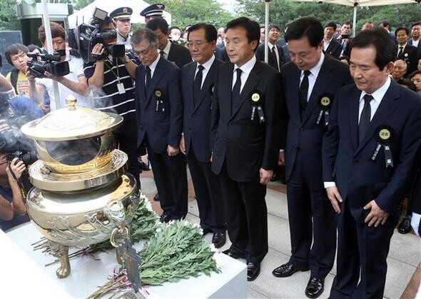 ‘김대중 전 대통령 추모하는 민주 경선 후보들’ 18일 오전 서울 동작구 동작동 국립서울현충원에서 열린 김대중 전 대통령 서거 3주기 추도식에서 민주통합당 대선 경선 후보인 문재인, 박준영, 손학규, 김두관, 정세균 후보(왼쪽부터)가 참배하고 있다. 뉴스1