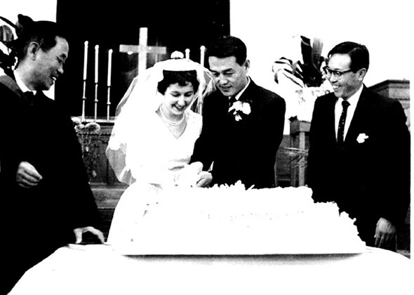 1961년 12월16일 서울 경동교회에서 문동환 목사가 부인 해리엇 페이 핀치벡과 결혼식을 한 뒤 케이크를 자르고 있다. 오른쪽에 선 이가 주례를 맡은 김재준 목사, 왼쪽이 문 목사의 친구 박봉랑씨다. 문동환 제공.