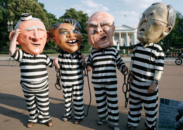 ‘반인도적 범죄, 유죄!’ 조지 부시 전 대통령과 콘돌리자 라이스 전 국무장관, 딕 체니 전 부통령과 도널드 럼즈펠드 전 국방장관(왼쪽부터)을 비꼰 탈인형을 쓴 인권활동가들이 지난 2006년 6월 백악관 앞에서 이들을 처벌하라며 시위를 벌이고 있다. 사진 REUTERS/ JOSHUA ROBERTS
