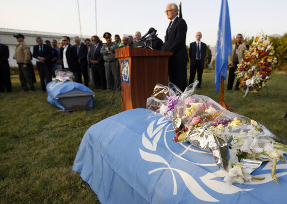 10월28일 아프간 수도 카불 중심가에 자리한 유엔 게스트하우스가 탈레반의 공격으로 쑥대밭이 된 뒤 유엔 아프간지원파견단(UNAMA)은 직원의 절반 이상을 외국으로 대피시키기로 했다. 11월4일 열린 장례식에서 카이 아이드 UNAMA 대표가 희생자들의 넋을 기리는 추도사를 하고 있다. REUTERS/ OLEG POPOV