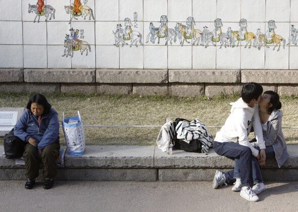 노숙 여성과 연인. REUTERS