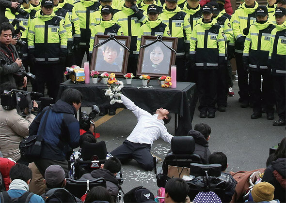 지난해 10월 화재사고로 의식을 잃은 뒤 45일 만에 숨을 거둔 11살 뇌성마비 장애아동 박지훈군의 49재 추모굿이 지난 1월31일 서울 종로구 삼청동 대통령직인수위원회 앞에서 열렸다. 한겨레 이정아 기자