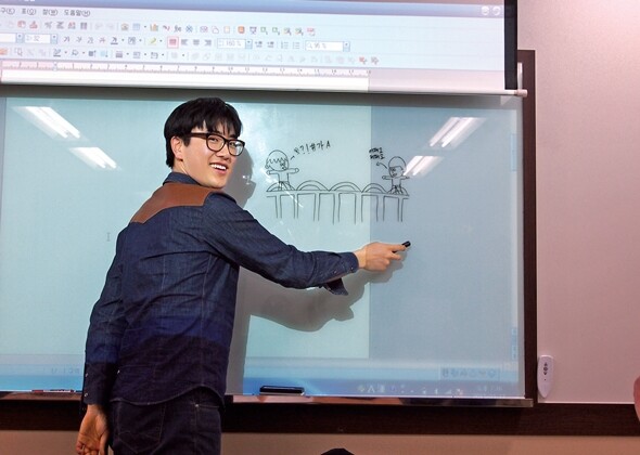 ‘알기 쉬운 발달장애인법’ 제작위원인 발달장애 당사자 김선교씨가 발달장애인법 제10조를 쉽게 표현한 그림을 그려 설명하고 있다. 이 그림은 오는 10월 중앙장애아동·발달장애인지원센터에서 펴낼 (가칭) 책자에 삽입될 예정이다.