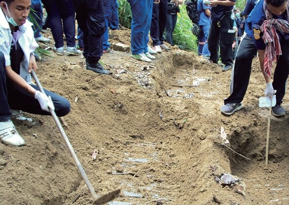 5월1일 말레이시아 국경을 코앞에 둔 타이 남부 송클라 지방 파당베사르에서 로힝야 난민이 대부분인 보트피플들의 집단 무덤 32개와 주검 26구가 발견됐다. 그날 이후 무덤과 주검은 매일 추가되고 있다. Bo Min Aung 제공