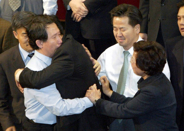 지난 2004년 제16대 국회가 노무현 당시 대통령의 탄핵안을 가결하자, 김근태 당시 의원(사진 왼쪽)과 정동영 당시 의원 등이 서로 껴안으며 서럽게 울고 있다. 사진 <한겨레21> 윤운식 기자