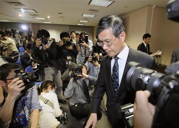 일본 주부전력 사장 미즈노 아키히사가 지난 5월9일 나고야시 본사에서 하마오카 원자력발전소 가동을 중단하라는 정부의 요청에 응하겠다는 기자회견을 한 뒤 퇴장하고 있다. 연합 AFP
