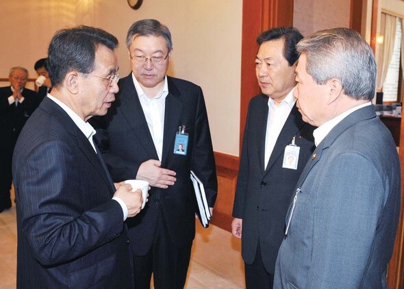 한승수 국무총리와 김성환 외교안보수석, 맹형규 정무수석, 유명환 외교통상부 장관이 11월16일 국무회의에 앞서 대화를 나누고 있다. 한나라당 안에선 한 총리와 맹 수석이 제 역할을 못한다는 불만이 터져나온다. 청와대사진기자단