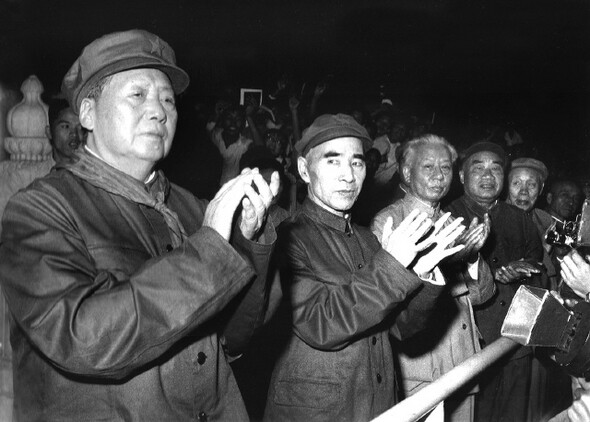 문화대혁명이 시작되자 마오쩌둥(왼쪽 첫 번째)의 옆자리를 린뱌오(왼쪽 두 번째)가 차지했다. 1966년 9월, 공식 석상에서 모습을 감추기 직전의 류사오치(왼쪽 세 번째). 곤혹스러운 표정이 역력하다. 한길사 제공