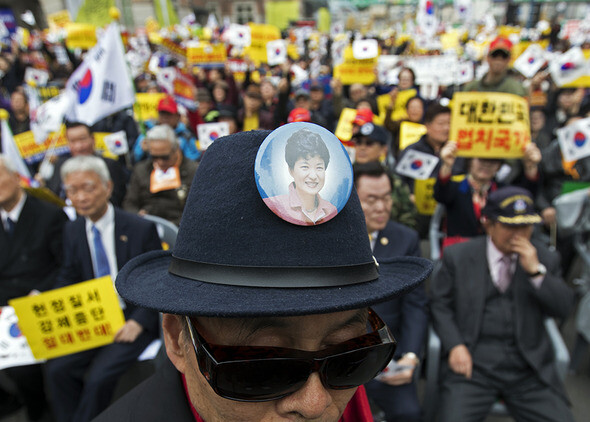 Participants in the fourth weekly demonstration calling on President Park Geun-hye to resign march carrying candles from Dongsipsagak Intersection toward the Blue House in Seoul