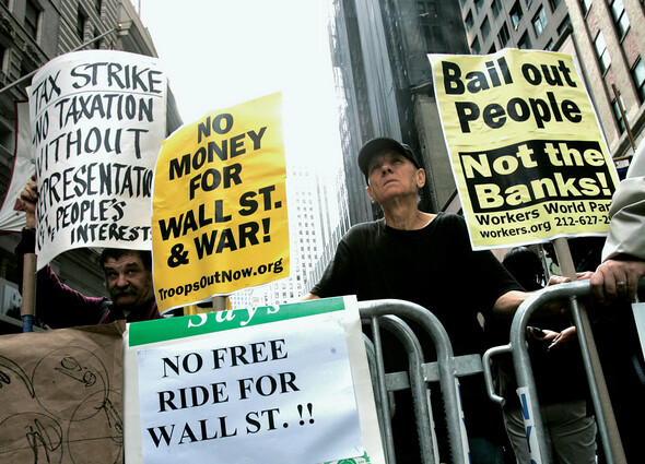 2008년 9월27일, 미국 의회가 금융기관에 대해 7천억달러의 구제금융을 집행하기로 한 결정에 반대하는 시위대들이 뉴욕 타임스 스퀘어에 모여 집회를 벌이고 있다. 사진 REUTERS/ SHANNON STAPLETON