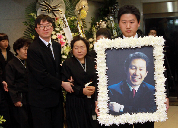 김근태 민주통합당 상임고문이 별세한 2011년 12월30일, 서울 종로구 서울대병원 장례식장에서 유족들이 영정사진을 모시고 빈소로 향하고 있다. <한겨레> 이정아 기자