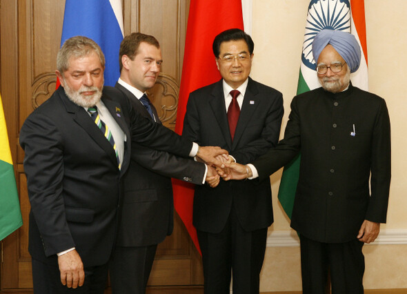6월16일 러시아의 예카테린부르크에 모인 브릭스 정상들. 왼쪽부터 룰라 브라질 대통령, 메드베데프 러시아 대통령, 후진타오 중국 수석, 싱 인도 총리. 사진 REUTERS