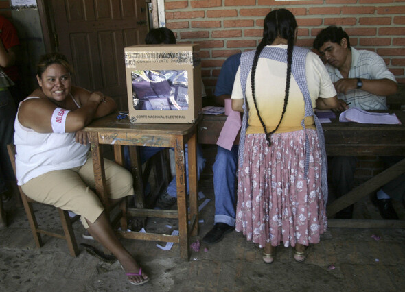 ‘물 사유화, 물결을 되돌리다.’ 한때 중남미 물 사유화의 진원지로 불렸던 볼리비아에선 올 1월 말 국민투표를 통해 물의 공공성을 침해하는 사유화를 법으로 금지시켰다. 사진 REUTERS/ VICTOR ROJAS