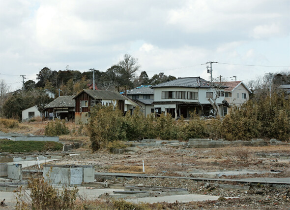 2011년 동일본 대지진의 쓰나미 피해를 입은 일본 후쿠시마현 미나미소마시 오다카쿠 해안가 주택들이 지난 3월6일 부서진 채 방치돼 있다.