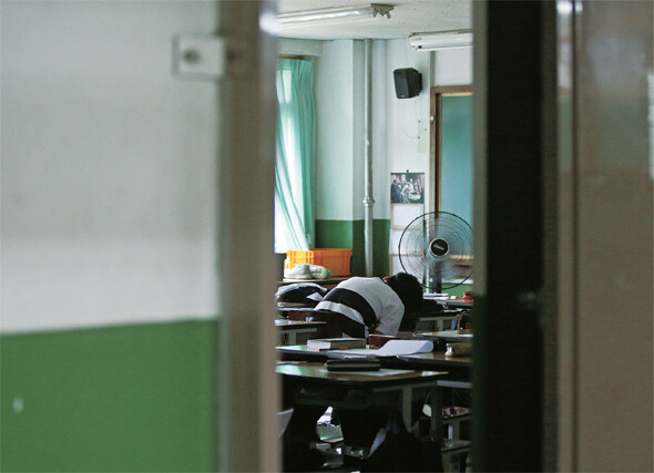 지난 8월19일 오전, 서울 강동구에 위치한 한 자율형 사립고 학생이 책상에 엎드린 채 쉬고 있다. 한겨레 신소영 기자
