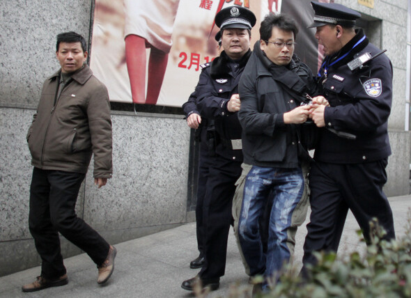 중국에서 ‘재스민 혁명’ 시도는 정부의 철저한 통제 탓에 실패했다. 2월27일 상하이 도심에서 “재스민 혁명”이라고 외친 한 남성이 경찰에 끌려가고 있다.REUTERS/ CARLOS BARRIA