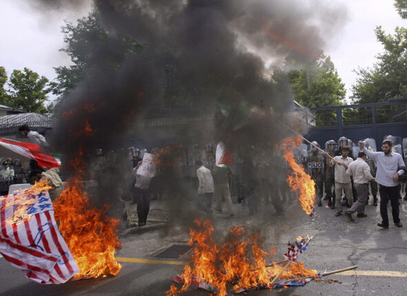 6월23일 테헤란의 영국 대사관 앞에서 열린 반미·반영국 집회에서 보수 성향의 시민들이 성조기를 불태우고 있다. 사진 REUTERS/ FARS NEWS