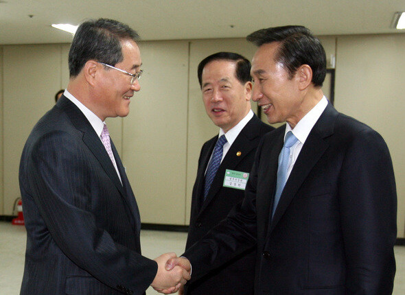 상설특검제는 대선 당시 이명박 후보의 공약이었으나 인수위 때부터 흐지부지되었다. 2008년 3월19일 이명박 대통령이 법무부 업무보고에 앞서 마중 나온 임채진 당시 검찰총장과 악수하고 있다. 연합