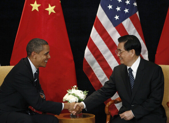 후진타오 중국 국가주석과 버락 오바마 미국 대통령의 2011년 1월19일 정상회담은 한반도 위기 국면의 분수령이 될 전망이다. 오바마 대통령과 후 주석이 지난 11월11일 서울에서 열린 주요 20개국(G20) 정상회의에서 회담을 하고 있다.