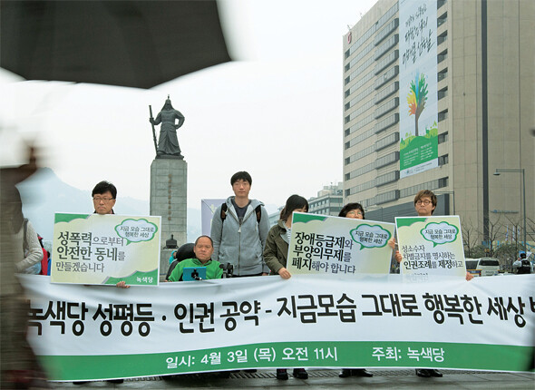 2004년 민주노동당의 원내 진출 이후 진보정당이 걸어온 길은 내리막에 가까웠다. 6·4지방선거에서 정의당·통합진보당·녹색당(왼쪽부터)의 이름은 17명의 광역단체장은 물론, 226명의 기초단체장에서도 찾아볼 수 없었다. 한겨레 자료, 김성광