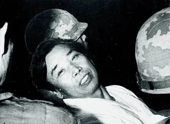 The trial of those involved in the assassination of Park Chung-hee proceeded at breakneck speed, from the first hearing at the Army Headquarters Martial Law Court on Dec. 4, 1979, to the prosecution’s demand for the death penalty at the ninth and final hearing on Dec. 18. Kim Jae-gyu, pictured, smiles brightly as he speaks to family members approaching the defendants’ dock in the courtroom. (from the Korea Times photo collection “Turbulent 1980s”)