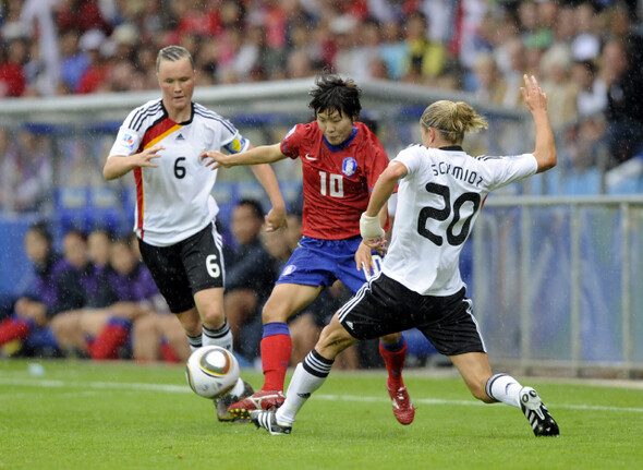 단기적 성과만으로는 여자축구가 발전하기 어렵다. 7월29일 U20 여자월드컵 준결승 한국-독일 경기에서 지소연이 드리블을 하고 있다. 대한축구협회 제공