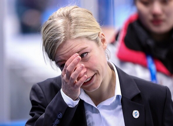 Coach Sarah Murray sheds a tear after the close of the unified Korean women’s hockey team’s final match against Sweden at the Kwangdong Hockey Center on Feb. 20. Next to her is North Korean coach Park Chul-ho. (by Park Jong-shik