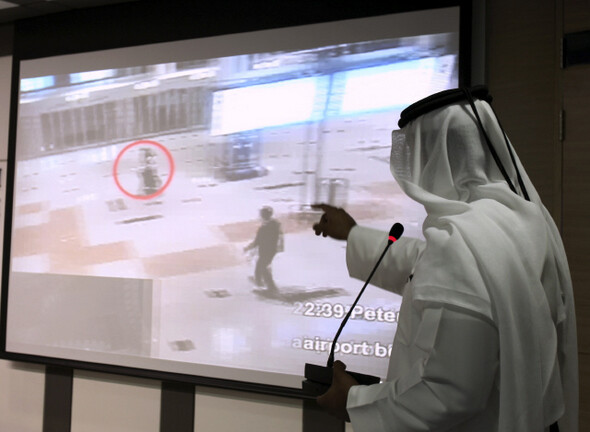 앞서 두바이 경찰 당국은 2월15일 수사 결과 중간 발표를 위한 기자회견을 열어 마부가 투숙한 호텔의 폐쇄회로텔레비전 화면과 용의자 11명의 신원을 공개했다. REUTERS/ JUMANA ELHEIOUEH