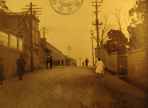 1930년대 서소문동 큰길. 서소문(소의문)은 1914년 철거됐고, 길가에는 번듯한 건물들이 들어섰다. 그러나 지금의 서울시청 서소문 별관 주변과 맞은쪽 일대에는 미로처럼 얽힌 골목 안에 중국인들이 경영하는 밀매음굴과 아편굴이 숱하게 자리잡고 있었다. 전우용 제공