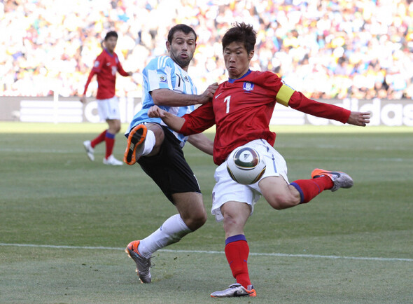 6월17일 남아프리카공화국 요하네스버그 사커시티경기장에서 열린 월드컵 B조 한국-아르헨티나 경기 중 박지성이 아르헨티나의 미드필더인 하비에르 마스체라노의 방어를 피해 공을 차고 있다. 한겨레 김진수 기자