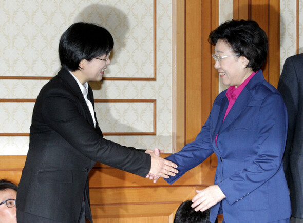  but…<BR>
DUP chairperson Han Myeong-sook and United Progressive Party co-chairperson Lee Jeong-hee shake hands in a meeting at the National Assembly to negotiate solidarity for next month’s general election. They agreed to conclude the negotiations no later than March 8.
(by Lee Jung-woo