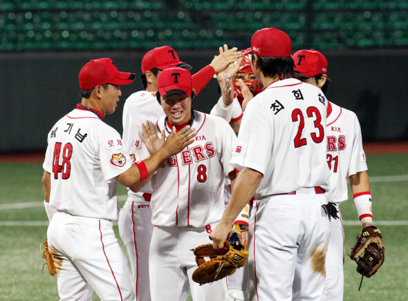 8월11일 광주 무등경기장에서 열린 2009 프로야구 기아 타이거즈와 롯데 자이언츠의 경기에서 3-0으로 승리해 10연승을 달성한 기아 선수들이 하이파이브를 하고 있다. 사진 연합 장덕종