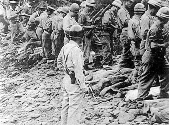 1950년 7월 충남 대덕군 산내면 골령골에서 군인들이 보도연맹원을 학살하고 있다. 당시에 여기서만 4천여 명이 희생됐다. 이렇게 한국전쟁 기간에 부역자 학살은 전국에서 벌어졌다. 한겨레 자료