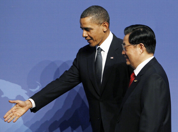 4월12일 미국 워싱턴에서 열린 핵정상회의에서 오바마 대통령이 후진타오 중국 국가주석에게 자리를 안내하고 있다. REUTERS/ JIM YOUNG