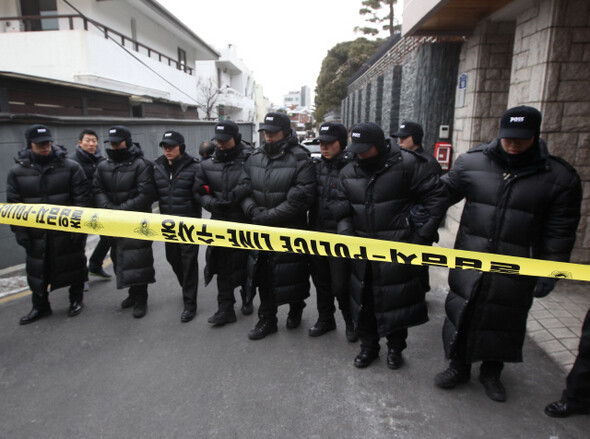 지난 1월31일 서울 서대문구 연희동에 위치한 전두환 전 대통령의 집으로 가는 골목 입구에서 경찰이 폴리스라인을 치고 통행을 제한하고 있다. 박종식 기자