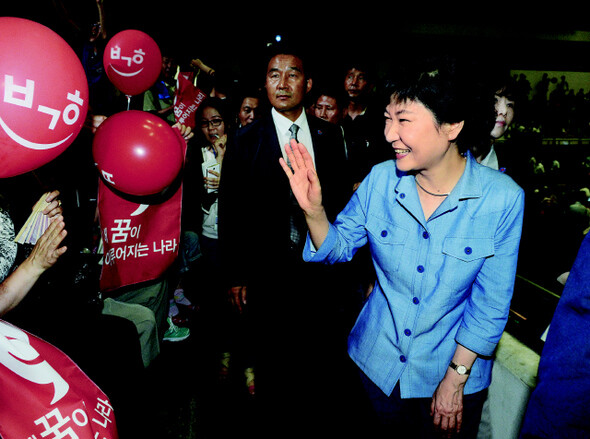 박근혜 새누리당 경선 후보가 7월26일 광주에서 열린 합동 연설회에서 청중과 인사를 나누고 있다. 공동취재단