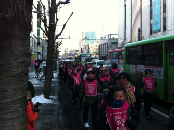 » 지난 2월1일 오후 ‘희망뚜벅이’들이 경기도 과천을 거쳐 안양역 부근에 당도했다. 이날 기온은 영하 15℃까지 내려갔다. 