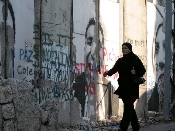 팔레스타인 땅 요르단강 서안의 베들레헴에서 한 여성이 이스라엘군이 세워놓은 거대한 분리장벽을 따라 걷고 있다. 유대인 정착촌을 따라 장벽이 차곡차곡 들어서면서 팔레스타인 땅은 조각조각 섬처럼 고립되고 있다.