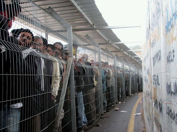 이른 아침 베들레헴 검문소를 빠져나가기 위해 팔레스타인 노동자들이 기다랗게 줄을 늘어섰다. 장벽으로 검문소 수는 줄어들었지만, 이스라엘을 오가는 고단한 과정은 전혀 바뀌지 않았다.