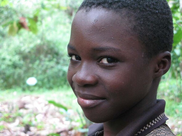 코트디부아르 미야기주 시니코송 마을에서 카카오 농사를 짓는 12살 소년 에브라임 킨도.