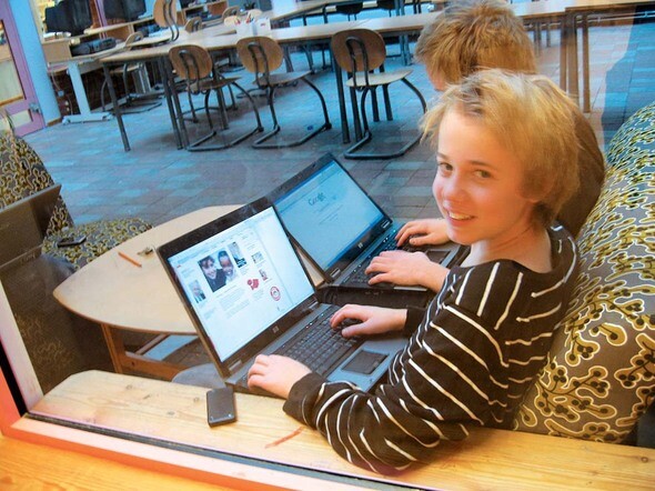 학교에서 한 학생이 컴퓨터를 이용해 스스로 공부를 하고 있다.