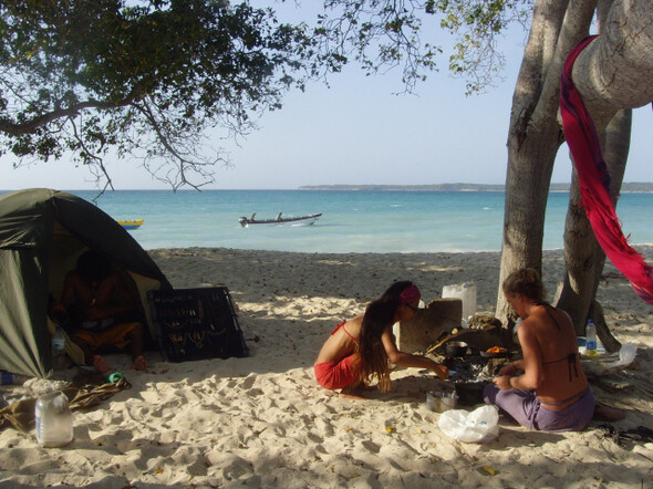 콜롬비아 해변에서 커피를 끓이는 지(왼쪽)와 나탈리. 이들은 아침이면 그곳의 어부들과 음식을 나눴다.지와 다리오 제공