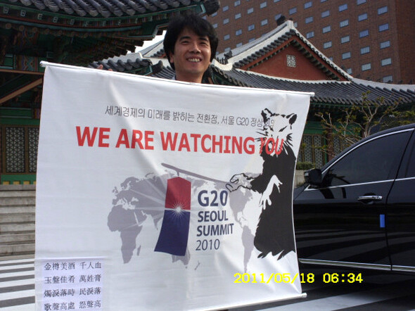 지난 5월14일 박정수씨가 서울 덕수궁 수문장 교대식 옆에서 쥐 그림을 들고 반대시위에 나섰다. 황진미 제공