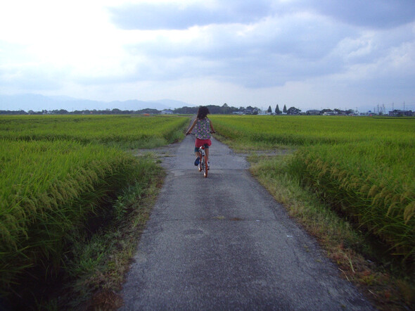 사는 이에겐 너무 지루한 일본의 시골이 여행자에겐 최고의 일본이 되었다. 자전거를 타는 '지'. 지와 다리오 제공