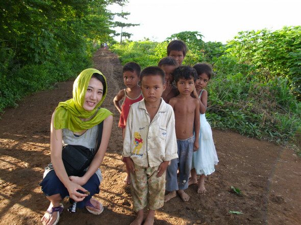 황이라(맨 왼쪽)씨가 캄보디아에서 만난 어린이들. 물질적 풍요는 없었지만 아름다운 자연과 평화로운 마을에서 사는 아이들의 눈빛에는 사람에 대한 호의가 있었다. 황이라 제공