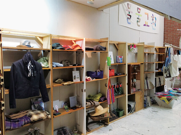 물물교환의 장은 “인간의 얼굴을 회복한 시장”이다. 서울 홍익대 인근 친환경 가게 ‘리틀파머스’에 마련된 물물교환 코너.