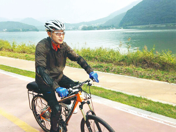  showing him cycling along the North Han River. Lee commented on how refreshing his ride was. The river he’s cycling along was affected by his disastrous Four Major Rivers Project
